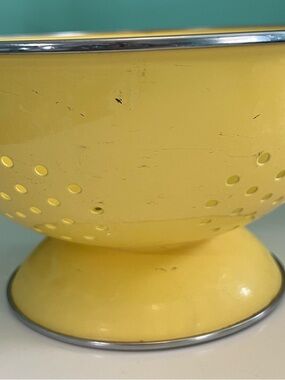 Source Unknown VTG Yellow Metal Footed Colander with Chrome Trim 10” Diameter